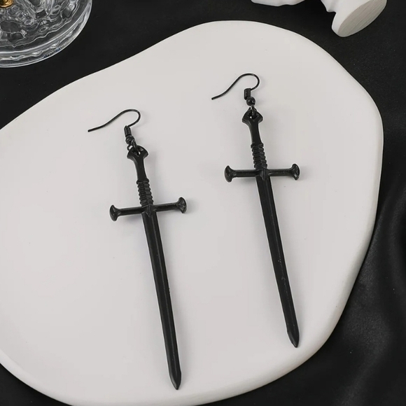 1 pair Mens Sword Dangle Earrings Vintage look Daggers - Picture 2 of 3